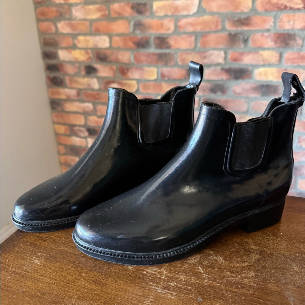 Sleek Ted Baker Black Ankle Rain Boots